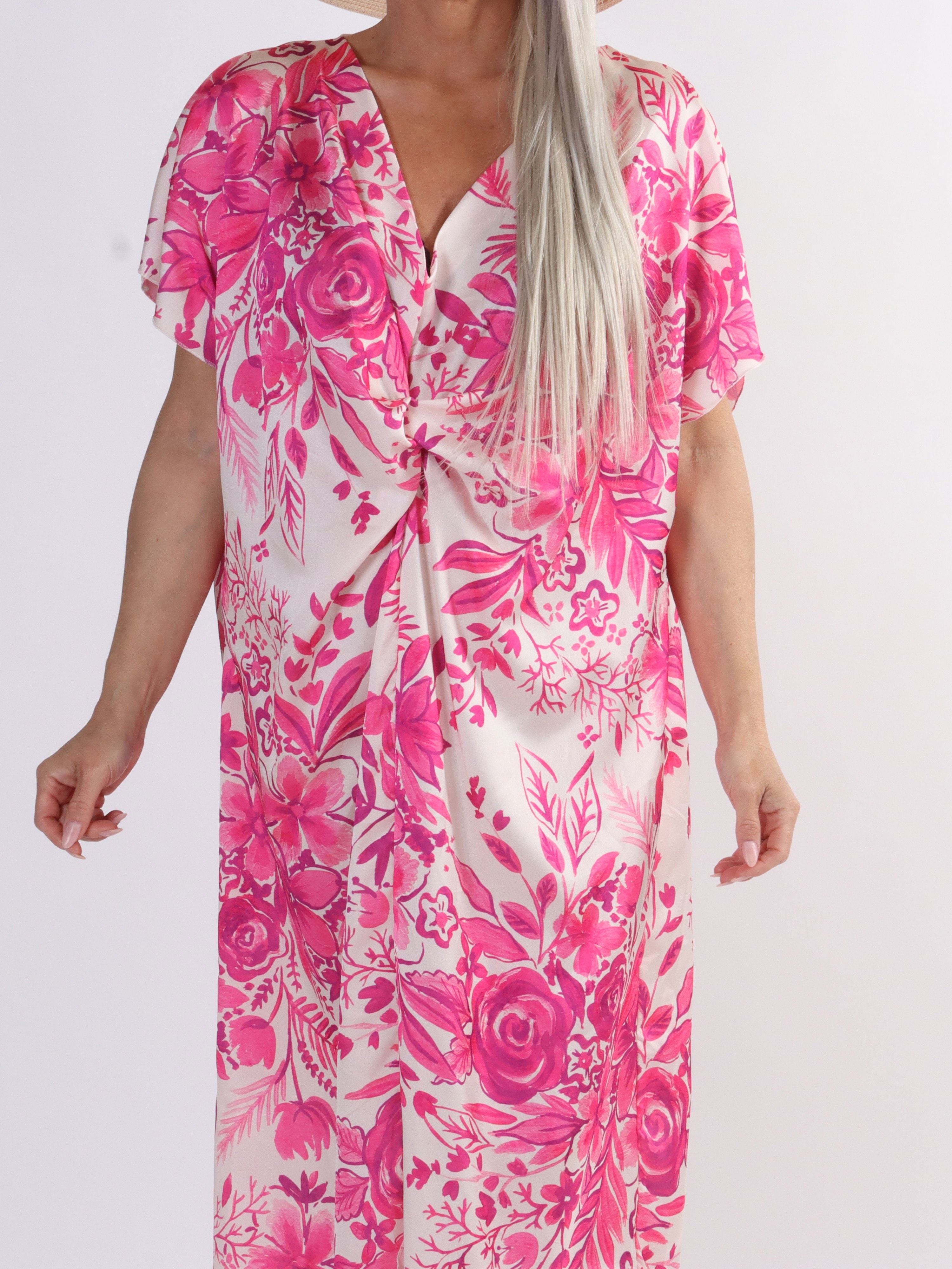 Juno Flower - Plus size kjole i silkelook med blomsterprint